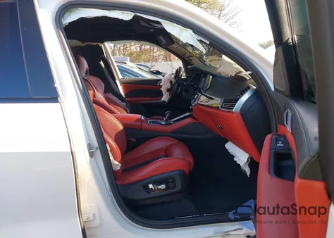 2022 BMW X5 M z USA, uszkodzony, nr VIN 5YMJU0C07N9M18232